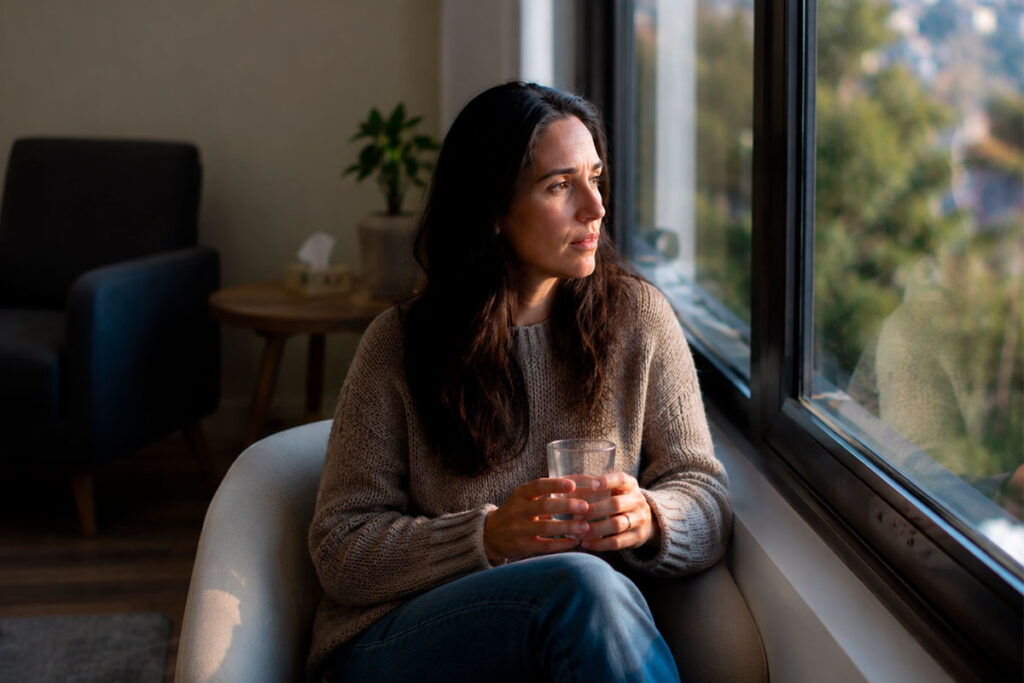 Mujer adulta reflexionando después de un episodio de impulsividad emocional